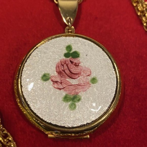 ❤️❤️Gold Tone White Flower Guilloche Large Enamel Locket NECKLACE - Picture 10 of 12